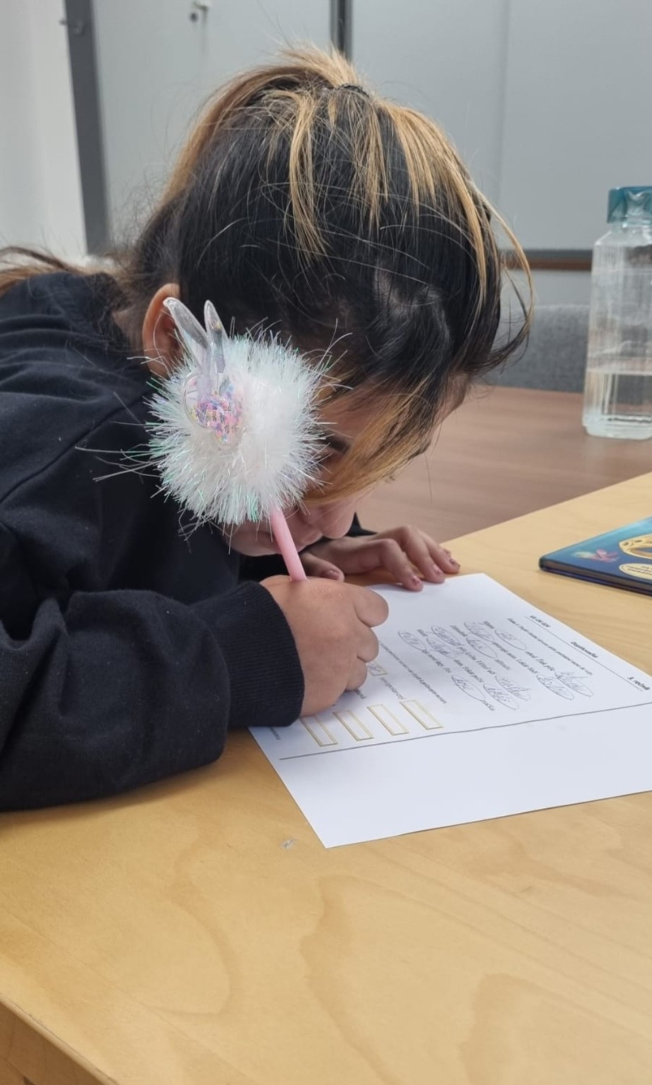 Dieťa vypracúva vzdelávací pracovný list