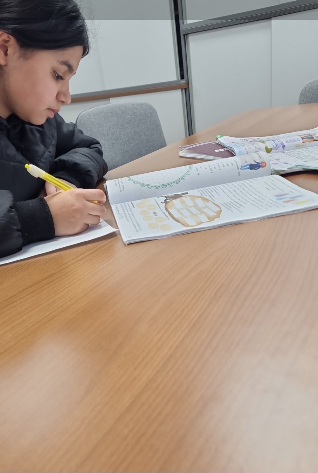 Dieťa pracuje s učebnicou a pracovným listom